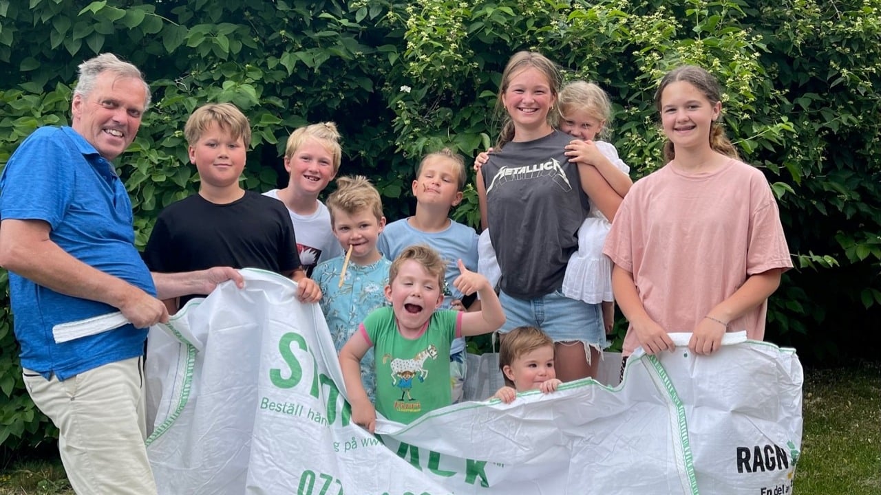 he picture shows Folke with some of his grandchildren standing in a Ragn-Sells Storsäck (big bag).