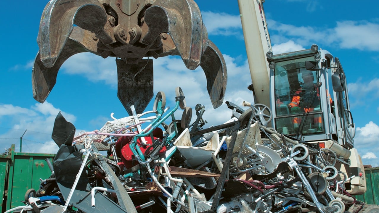 A grab claw and a pile of metal scrap at Ragn-Sells' Högbytorp facility